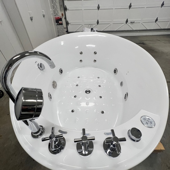 Elegant White BAINULTRA Massage Tub